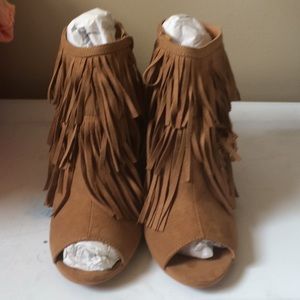 Brown tasseled pumps